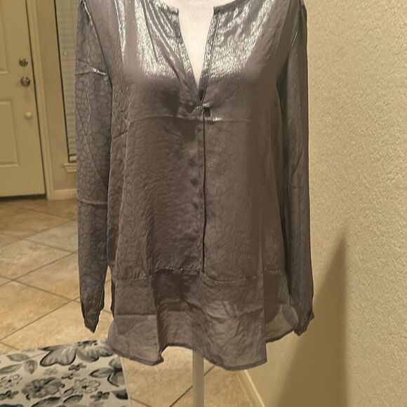Krisa Women's M Long Sleeve Split Neck Popover Blouse Gray Metallic Animal Print - Picture 2 of 12